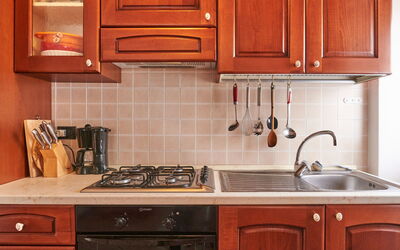Marta (Gla160) 690.1: Marrone, Cabinetry, Proprietà, Controsoffitto, Lavello, Bianca, Lavandino Della Cucina, Cucina, Cucina Stufa, Legna
