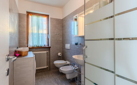 Gera Lario 693: Pavimentazione, Interior Design, Pavimento, Idraulico Fixture, Idraulico, Bagno, Camera, Rubinetto, Piastrella, Porta