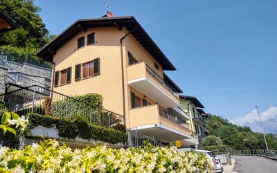 Gera Lario 693: Fiore, Cielo, Pianta, Proprietà, Costruzione, Bianca, Finestra, Verde, Casa, Giallo