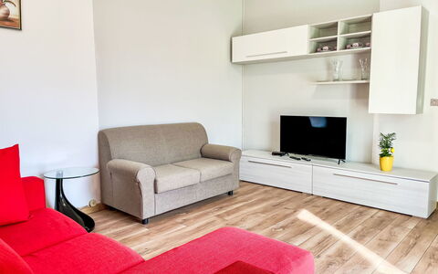 Pippo: Mobilia, Interior Design, Pavimentazione, Divano, Pavimento, Legna, Camera, Soggiorno, Televisione, Soffitto