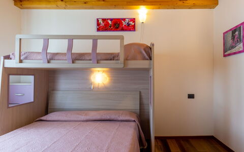 Colico 624: Legna, Interior Design, Pavimento, Pavimentazione, Letto, Camera Da Letto, Mobilia, Soffitto, Camera, Telaio Del Letto