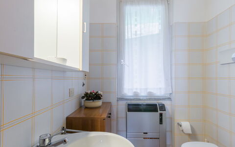 Varenna 618: Rubinetto, Lavello, Idraulico Fixture, Proprietà, Mobiletto Del Bagno, Bianca, Lavandino Del Bagno, Bagno, Viola