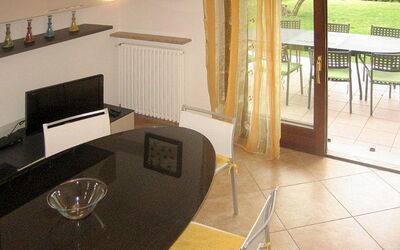 Bardolino 632.1: Mobilia, Pianta, Tavolo, Legna, Sedia, Interior Design, Architettura, Pavimento, Pavimentazione, Soggiorno