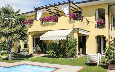 Lazise 712: Pianta, Costruzione, Proprietà, Cielo, Finestra, Nube, Acqua, Shade, Albero, Casa