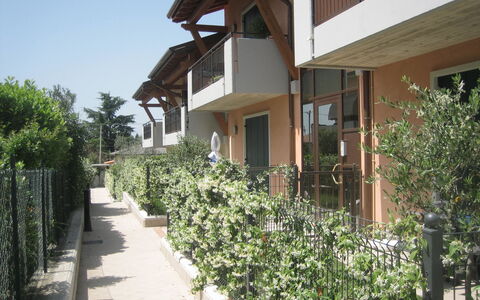 Lazise 717: Pianta, Costruzione, Proprietà, Casa, Finestra, Zona Residenziale, Cielo, Villetta, Shade, Urban Design