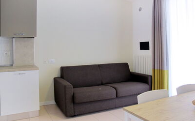 Lugana Marina (Sir450) 623.1: Mobilia, Camera, Proprietà, Interior Design, Pavimento, Divano, Divano Letto, Soggiorno, Costruzione, Parete