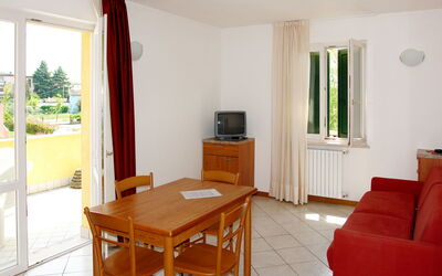 Lugana Marina (Sir451) 623.2: Camera, Proprietà, Mobilia, Costruzione, Interior Design, Pavimento, Tavolo, Soggiorno, Casa, Immobiliare