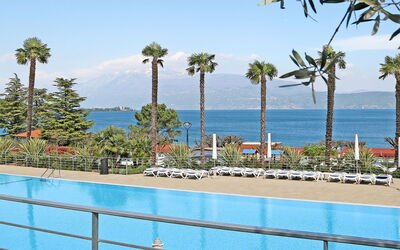 Manerba 641: Acqua, Cielo, Pianta, Azzurro, Albero, Shade, Piscina, Arecales, Località Balneare, Costiera E Morfologie Oceanic