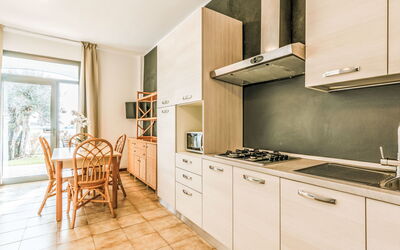 Casa Centrale 644.1: Cucina, Interior Design, Pavimentazione, Controsoffitto, Apparecchio Major, Soffitto, Elettrodomestico Da Cucina, Cabinetry, Pavimento, Camera