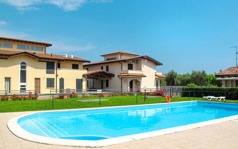 Salo' 606: Acqua, Cielo, Pianta, Costruzione, Piscina, Finestra, Azzurro, Nube, Casa, Albero