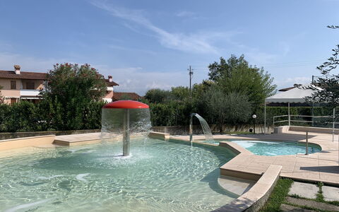 Moniga del Garda 653: Acqua, Cielo, Nube, Risorse Idriche, Proprietà, Albero, Piscina, Pianta, Tempo Libero, Materiale Composito