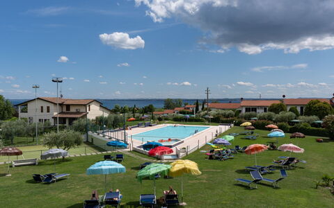 Moniga del Garda 653: Nube, Cielo, Tenda, Ambiente Naturale, Pianta, Lotto, Shade, Corpo D'Acqua, Erba, Tempo Libero