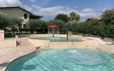 Moniga del Garda 653: Acqua, Nube, Cielo, Proprietà, Piscina, Azzurro, Corpo D'Acqua, Albero, Pianta