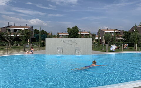 Moniga del Garda 654: Acqua, Nube, Piscina, Cielo, Azzurro, Tempo Libero, Aqua, Materiale Composito, Divertimento, Rettangolo