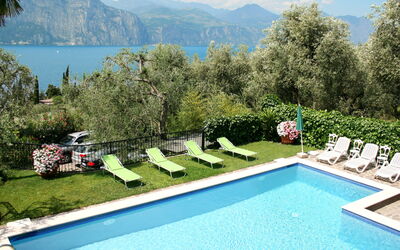 Brenzone 653: Acqua, Pianta, Cielo, Nube, Piscina, Blu, Azzurro, Verde, Montagna, Albero