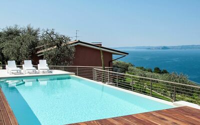 Torri del Benaco 639: Piscina, Proprietà, Casa, Azzurro, Immobiliare, Deck, Costruzione, Vacanza, Tetto, Casa