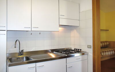 Parco del Garda 620.2: Controsoffitto, Cucina, Proprietà, Camera, Cabinetry, Mobilia, Cucina Stufa, Apparecchio Major, Piastrella, Interior Design