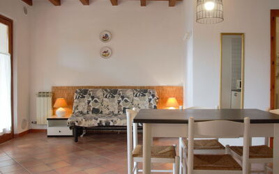 Ca' Pignoi 625.3: Tavolo, Mobilia, Proprietà, Divano, Costruzione, Legna, Finestra, Interior Design, Architettura, Soggiorno