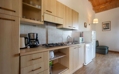Elena 649.4: Pavimentazione, Cucina, Interior Design, Legna, Mobilia, Elettrodomestico Da Cucina, Apparecchio Major, Pavimento, Soffitto, Controsoffitto