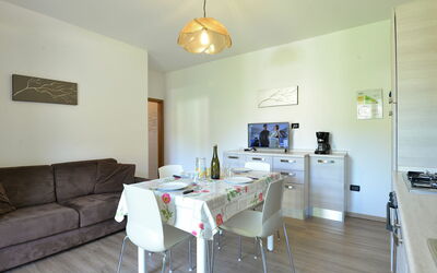 Anna 608.1: Camera, Proprietà, Mobilia, Costruzione, Interior Design, Immobiliare, Pavimento, Casa, Tavolo, Sala Da Pranzo
