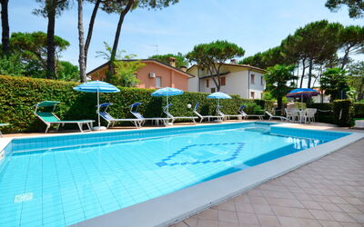 Lignano Pineta 644: Acqua, Pianta, Costruzione, Piscina, Cielo, Albero, Finestra, Shade, Mobili Da Esterno, Attrezzatura Sportiva