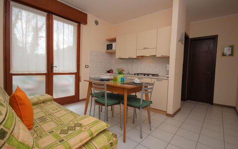 Tiziano: Mobilia, Tavolo, Finestra, Cabinetry, Legna, Comfort, Porta, Costruzione, Interior Design