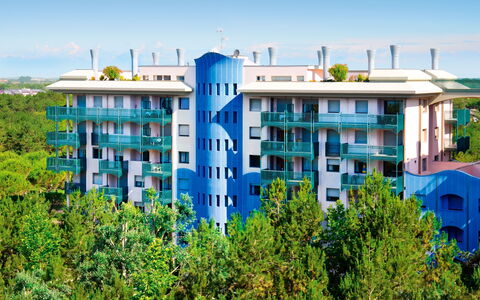 Bibione 626: Cielo, Costruzione, Proprietà, Finestra, Urban Design, Lotto, Erba, Albero, Pianta, Condominio