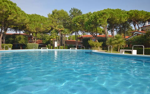 Bibione 631: Acqua, Cielo, Pianta, Piscina, Albero, Casa, Costruzione, Località Balneare, Mobili Da Esterno, Arecales