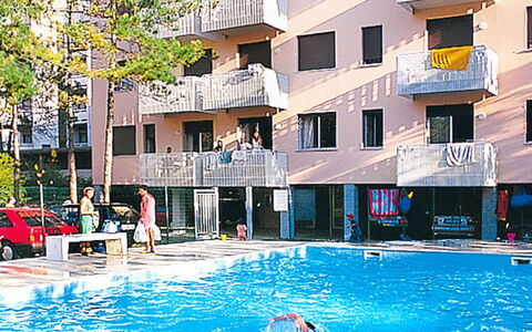 Bibione 633: Acqua, Costruzione, Giorno, Proprietà, Finestra, Cielo, Blu, Piscina, Azzurro, Condominio