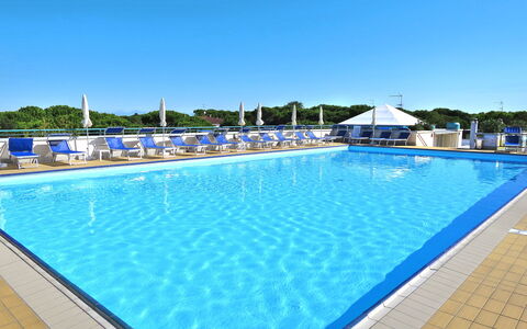 Residence Pinewood: Acqua, Cielo, Piscina, Pianta, Rettangolo, Mobili Da Esterno, Shade, Materiale Composito, Costruzione, Tempo Libero