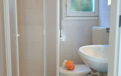 Primula 752.1: Proprietà, Idraulico Fixture, Finestra, Bagno, Rubinetto, Lavello, Toilet Seat, Gabinetto, Pavimento
