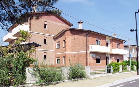 Rosolina Mare 649: Finestra, Zona Residenziale, Quartiere, Casa, Casa, Insediamento Umano, Appartamento, Sobborgo, Driveway, Balcone