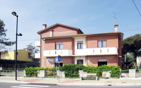 Rosolina Mare 649: Acqua, Pianta, Cielo, Costruzione, Azzurro, Casa, Piscina, Albero, Rettangolo, Finestra