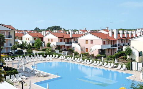 Rosolina Mare 650: Acqua, Cielo, Pianta, Proprietà, Costruzione, Finestra, Piscina, Azzurro, Casa, Corpo D'Acqua