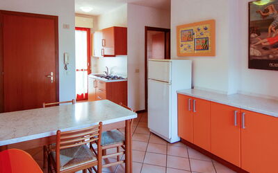 Mediterraneo 650.1: Camera, Arancia, Proprietà, Mobilia, Costruzione, Rosso, Interior Design, Cucina, Casa, Cabinetry