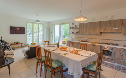Pineto 636: Tavolo, Mobilia, Proprietà, Sedia, Legna, Finestra, Casa, Interior Design, Controsoffitto, Cucina