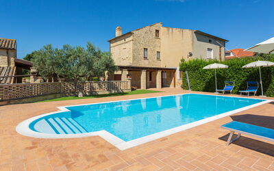 Ortona 606: Piscina, Ricorrere, Materiale Composito, Terme, Mobili Da Esterno, Hacienda, Eco Hotel, Villa, Estate, Cortile