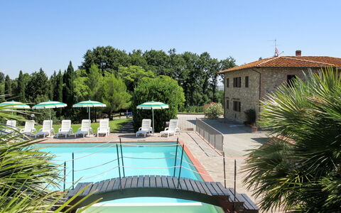 Terricciola 603: Acqua, Pianta, Cielo, Costruzione, Albero, Azzurro, Piscina, Arecales, Mobili Da Esterno, Shade
