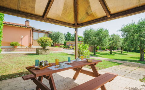 Orentano 613: Tavolo, Cielo, Proprietà, Mobilia, Pianta, Sedia, Azzurro, Shade, Interior Design, Architettura
