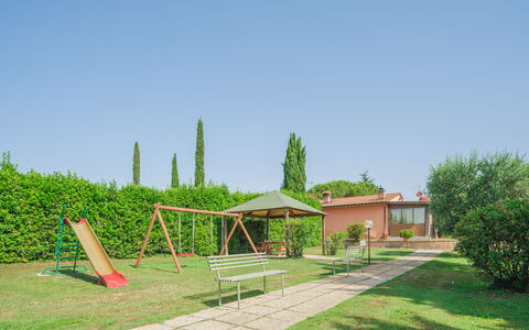 Orentano 613: Tavolo, Cielo, Proprietà, Mobilia, Pianta, Sedia, Azzurro, Shade, Interior Design, Architettura