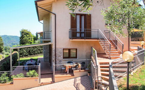 Camaiore 681: Pianta, Costruzione, Proprietà, Finestra, Legna, Interior Design, Albero, Villetta, Urban Design, Porta
