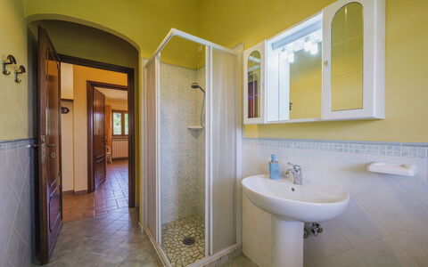 Chiatri 609: Specchio, Rubinetto, Lavello, Idraulico Fixture, Lavandino Del Bagno, Costruzione, Bagno, Interior Design, Viola
