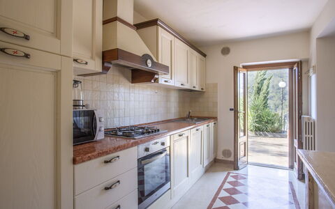 L'Amorosa: Controsoffitto, Cabinetry, Proprietà, Mobilia, Cucina, Elettrodomestico Da Cucina, Cucina Stufa, Costruzione, Legna, Cassetto
