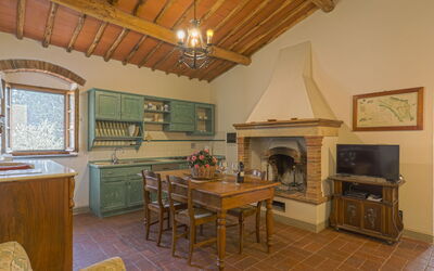 Reggine 604.1: Mobilia, Proprietà, Tavolo, Legna, Finestra, Interior Design, Sedia, Soggiorno, Pavimento, Cabinetry