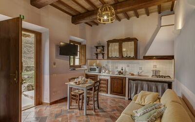 La Grotta Dell'Eremita 619.1: Tavolo, Mobilia, Proprietà, Cornice, Controsoffitto, Sedia, Legna, Soggiorno, Cabinetry, Interior Design