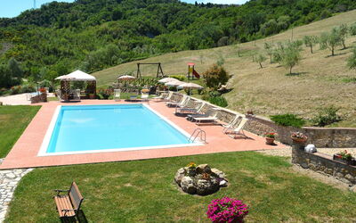 Montecatini Val Di Cecina 627: Pianta, Cielo, Proprietà, Albero, Piscina, Vaso Di Fiori, Montagna, Nube, Erba, Fiore