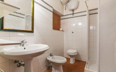 Bardeggiano - Caterina 6 616.3: Specchio, Idraulico Fixture, Proprietà, Lavello, Lavandino Del Bagno, Rubinetto, Bagno, Viola, Interior Design, Architettura