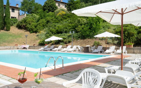 Dicomano 612: Acqua, Pianta, Proprietà, Mobilia, Piscina, Cielo, Costruzione, Azzurro, Sedia, Ombrello