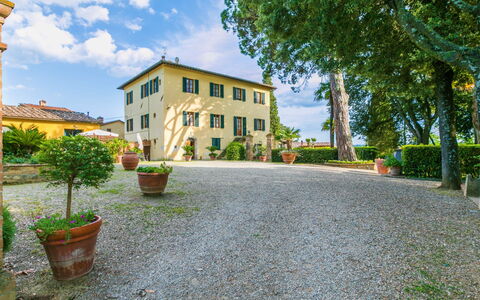 Poggibonsi 618: Cielo, Pianta, Costruzione, Nube, Proprietà, Finestra, Vaso Di Fiori, Manto Stradale, Pianta Della Casa, Casa