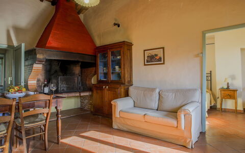 Tavarnelle Val di Pesa 617: Mobilia, Cornice, Divano, Tavolo, Legna, Interior Design, Pavimentazione, Pavimento, Sedia, Soggiorno